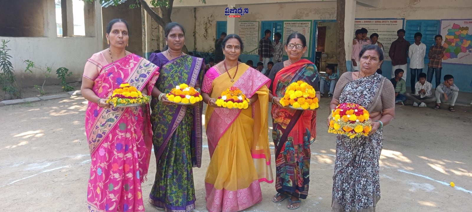 తాటికొండ పాఠశాలలో ఘనంగా బతుకమ్మ సంబరాలు - అదనపు చిత్రం 3