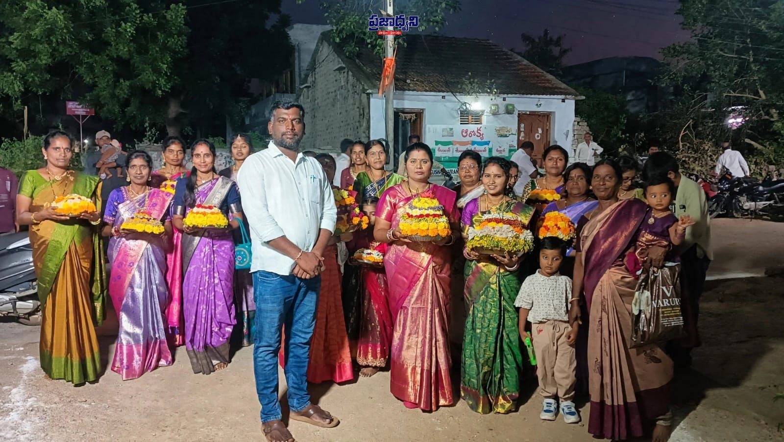 శివునిపల్లిలో ఘనంగా బతుకమ్మ సంబరాలు - అదనపు చిత్రం 1