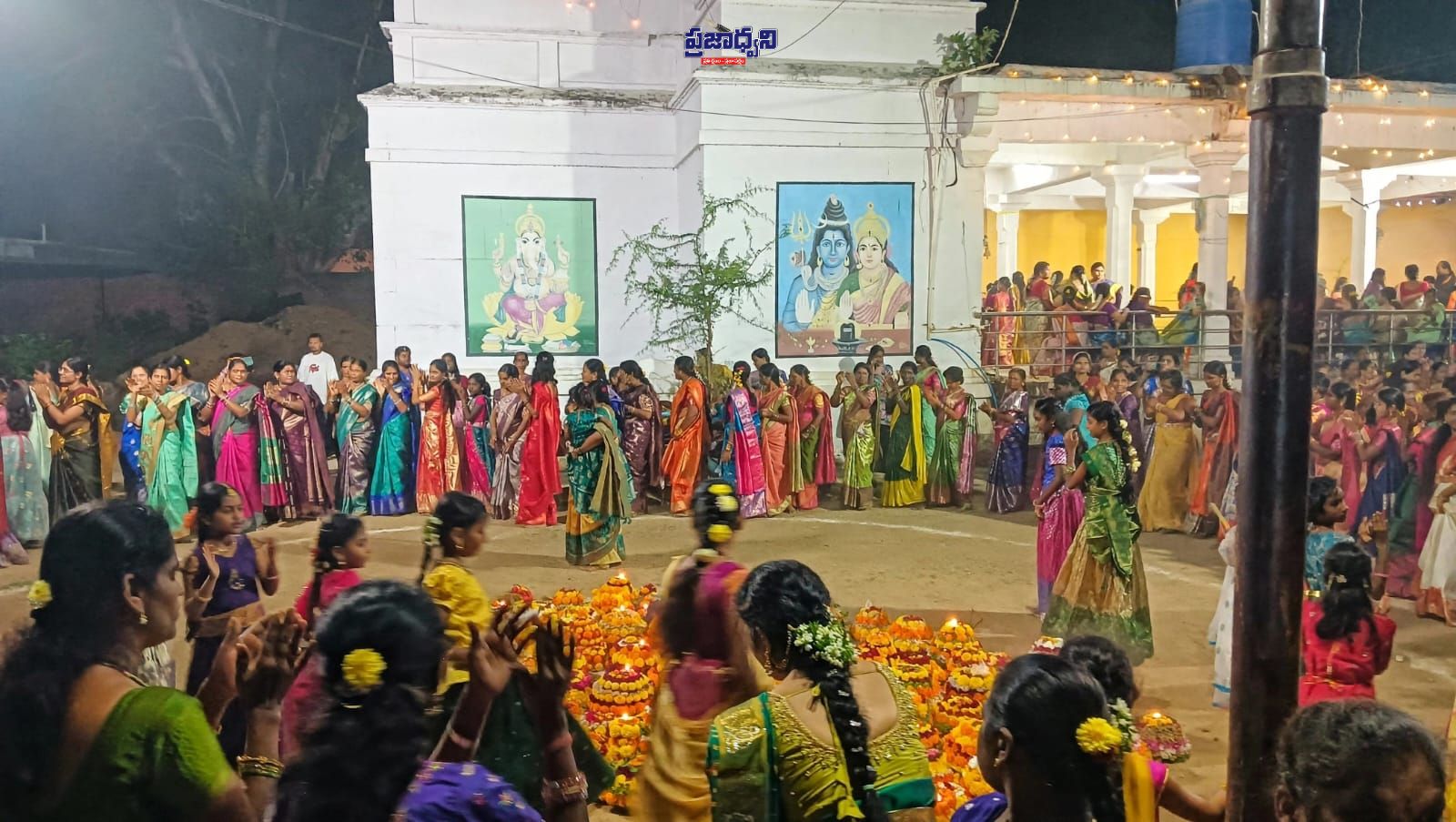 శివునిపల్లిలో ఘనంగా బతుకమ్మ సంబరాలు - అదనపు చిత్రం 3